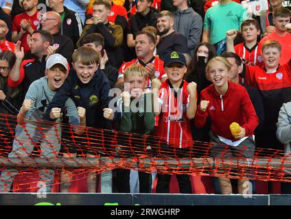 Young Derry City Fans feuern ihr Team im Ryan McBride Brandywell Stadium, Derry, Nordirland, im Juli 2023 an. Foto: George Sweeney/Alamy Stock Photo Stockfoto