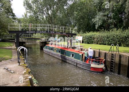 Junge Urlauber, die sich auf einem Lastkahn in Schleuse nähern, nähern sich der Robert Eichman Brücke auf dem Fluss Avon bei Offenham Worcestershire UK Stockfoto