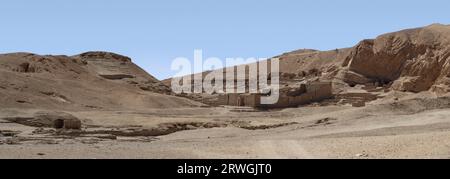 Panorama von Deir el Medina, dem Arbeiterdorf und dem Tempel des Hathor auf der Westbank Luxor, Ägypten Stockfoto