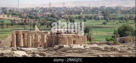 Panoramaaufnahme des Ramesseums, Totentempels von Ramesses II am Westufer des Nils in Luxor, Ägypten Stockfoto