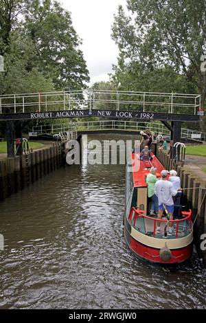 Junge Urlauber, die sich auf einem Lastkahn nähern, nähern sich der Robert Eichman-Brücke und dem Fluss Avon in der Nähe von Offenham Worcestershire UK Stockfoto