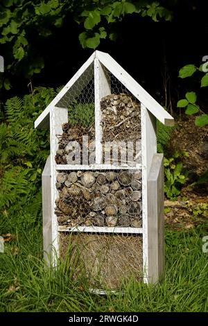 Insektenhotel. Holzstruktur mit natürlichem Material gefüllt bereit, Insekten willkommen Stockfoto