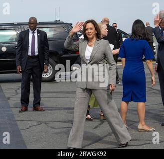 29. Juli 2023 Boston, Massachusetts, USA die Vizepräsidentin der Vereinigten Staaten Kamala Harris kommt am Logan Airport in Boston an, um auf der 2023 eine Rede zu halten Stockfoto
