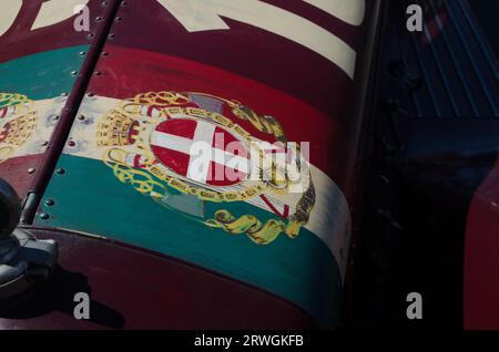 Nahaufnahme des exquisiten handbemalten Wappens auf der Motorhaube eines Alfa Romeo 8C Mille Miglia Spyder Oldtimer aus dem Jahr 1932 Stockfoto