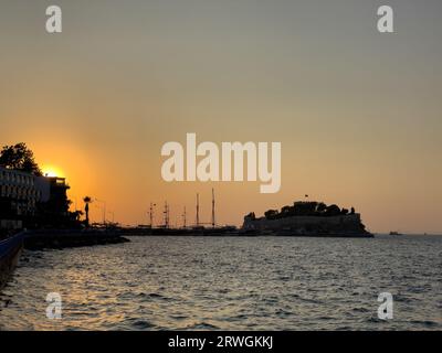 Blick auf Guvercinada oder Pigeon Island in der Ägäis mit der Kusadasi Piratenburg im Sommertag, Türkei Stockfoto