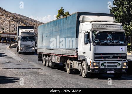 Idlib, Syrien. September 2023. Ein Konvoi mit humanitärer Hilfe kommt nach der Überquerung des Grenzübergangs Bab al-Hawa zur Türkei nach Syrien. Anas Alkharboutli/dpa/Alamy Live News Stockfoto