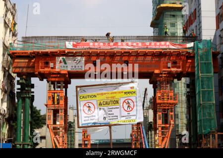 Dhaka, Dhaka, Bangladesch. September 2023. Die Arbeiter arbeiten am Bau von Säulen auf der Eisenbahnstrecke für die dritte Phase der Hochautobahn in Dhaka, Bangladesch. (Bild: © Syed Mahabubul Kader/ZUMA Press Wire) NUR REDAKTIONELLE VERWENDUNG! Nicht für kommerzielle ZWECKE! Stockfoto