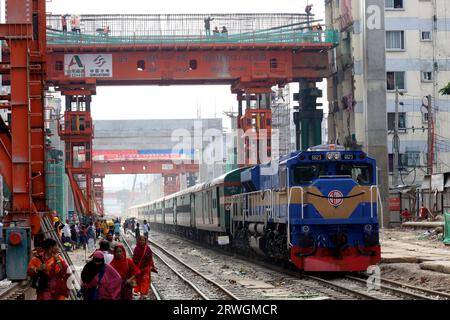 Dhaka, Dhaka, Bangladesch. September 2023. Die Arbeiter arbeiten am Bau von Säulen auf der Eisenbahnstrecke für die dritte Phase der Hochautobahn in Dhaka, Bangladesch. (Bild: © Syed Mahabubul Kader/ZUMA Press Wire) NUR REDAKTIONELLE VERWENDUNG! Nicht für kommerzielle ZWECKE! Stockfoto