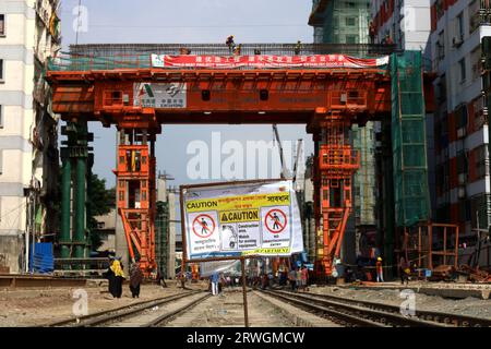 Dhaka, Dhaka, Bangladesch. September 2023. Die Arbeiter arbeiten am Bau von Säulen auf der Eisenbahnstrecke für die dritte Phase der Hochautobahn in Dhaka, Bangladesch. (Bild: © Syed Mahabubul Kader/ZUMA Press Wire) NUR REDAKTIONELLE VERWENDUNG! Nicht für kommerzielle ZWECKE! Stockfoto