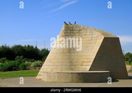 Skulptur „Cader Idris“ von Willian Pye, Feuchtgebiet, Cardiff Bay, Südwales. Stockfoto