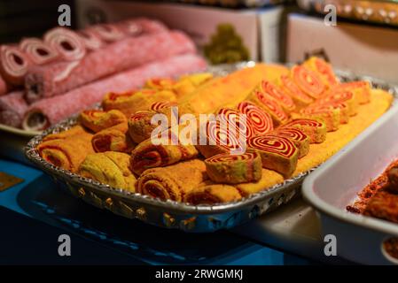 Türkische Köstlichkeiten und Süßigkeiten aus Honig und Nüssen Stockfoto