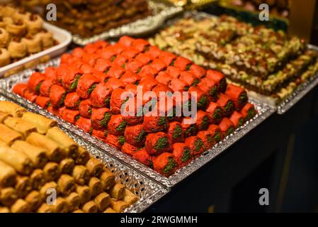 Türkische Köstlichkeiten und Süßigkeiten aus Honig und Nüssen Stockfoto