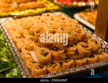 Türkische Köstlichkeiten und Süßigkeiten aus Honig und Nüssen Stockfoto