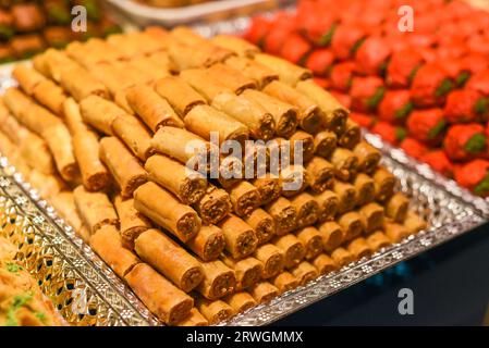 Türkische Köstlichkeiten und Süßigkeiten aus Honig und Nüssen Stockfoto