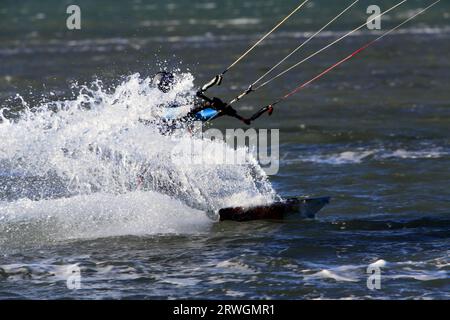 Kitesurfen am Ingrilteich. Frontignan Plage, Occitania, Frankreich Stockfoto