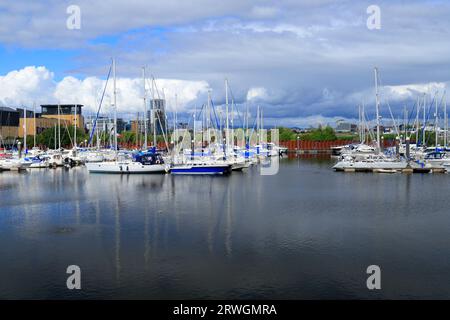 Yachten, die an der Mündung von River Ely, Cardiff Yacht Club, Cardiff Bay, Cardiff, South Wales anlegten. Stockfoto