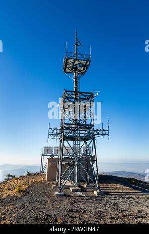 Repeater Tower auf dem Fredonyer Peak im Lassen County Calfiornia, USA. Stockfoto