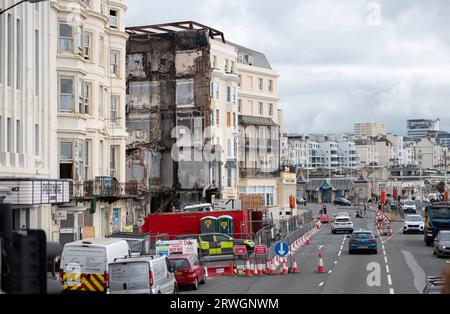 Die Abrissarbeiten an den Überresten des verbrannten Royal Albion Hotels am Brighton Seafront werden fortgesetzt, nachdem es im Juli 2023 durch einen Brand entkernt wurde Stockfoto