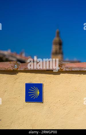 Puente la Reina, Spanien. august 2023. Berühmtes Schild an einer Wand, das die Richtung Santiago de Compostela zeigt Stockfoto