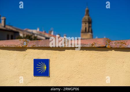 Puente la Reina, Spanien. august 2023. Berühmtes Schild an einer Wand, das die Richtung Santiago de Compostela zeigt Stockfoto