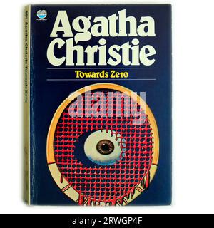 Agatha Christie – Towards Zero – Buchcover, weißer Hintergrund, Studioeinrichtung. cym. Stockfoto