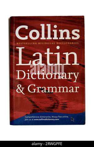 Collins Latin Dictionary and Grammar – Bucheinband, weißer Hintergrund, Studioeinrichtung Stockfoto
