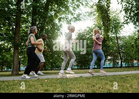 Gruppe von Senioren, die im Park zusammen laufen Stockfoto