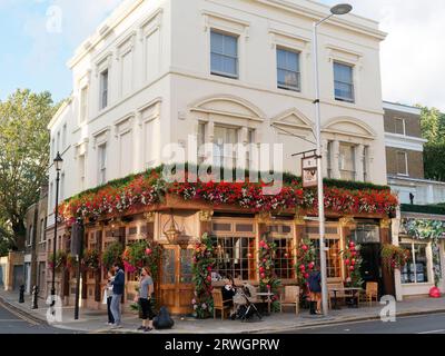 Blick auf das Cadogan Arms Pub an der King’s Road Chelsea in London Stockfoto