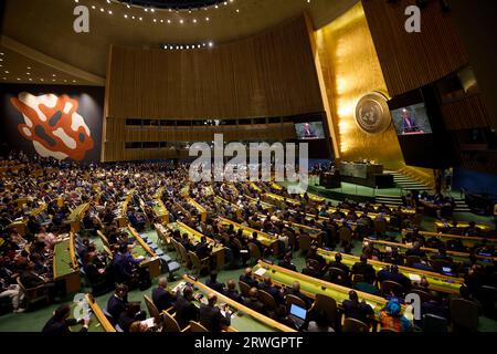 New York, Usa. September 2023. Der Generalsekretär der Vereinten Nationen Antonio Guterres spricht vor der Eröffnungssitzung der 78. Generalversammlung am 19. September 2023 in New York City, New York, USA. Während einer ehrlichen Rede erzählte Guterres den Delegierten, dass die Welt unbeweglich sei. Kredit: Ukrainischer Ratsvorsitz/Ukrainisches Pressebüro/Alamy Live News Stockfoto