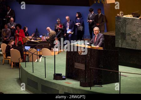 New York, Usa. September 2023. Der Generalsekretär der Vereinten Nationen Antonio Guterres spricht vor der Eröffnungssitzung der 78. Generalversammlung am 19. September 2023 in New York City, New York, USA. Während einer ehrlichen Rede erzählte Guterres den Delegierten, dass die Welt unbeweglich sei. Kredit: Ukrainischer Ratsvorsitz/Ukrainisches Pressebüro/Alamy Live News Stockfoto