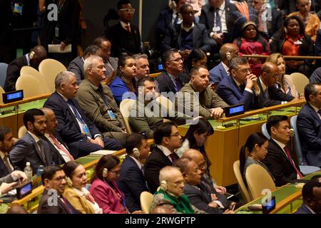 New York, Usa. September 2023. Der ukrainische Präsident Volodymyr Zelenskyy, Zentrum, sitzt mit seiner Delegation, während sie dem Generalsekretär der Vereinten Nationen Antonio Guterres zuhören, der die Eröffnung der 78. Generalversammlung am 19. September 2023 im UN-Hauptquartier in New York City, New York, USA, anspricht. Während einer ehrlichen Rede erzählte Guterres den Delegierten, dass die Welt unbeweglich sei. Kredit: Ukrainischer Ratsvorsitz/Ukrainisches Pressebüro/Alamy Live News Stockfoto