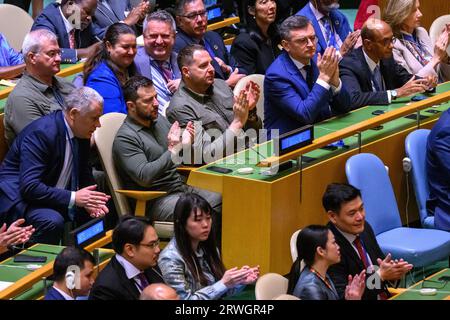 New York, USA. September 2023. Der ukrainische Präsident Volodymyr Zelenskyy (L) leitet die Delegation seines Landes bei der Eröffnungssitzung der 78. UN-Generalversammlung.vor der L-R sitzen Roman Mashovets (stellvertretender Leiter des Büros des Präsidenten für nationale Sicherheit und Verteidigung), Zelenskyy, Andrii Yermak (Leiter des Büros des Präsidenten), Dmytro Kuleba (Außenminister) und hinter ihnen Andriy Sibiga, stellvertretender Leiter des Präsidentenbüros, Oksana Markarova, Botschafter in den Vereinigten Staaten und Sergiy Kyslytsya Ständiger Vertreter bei den Vereinten Nationen. Verdienste: Enrique Shore/Alamy Li Stockfoto