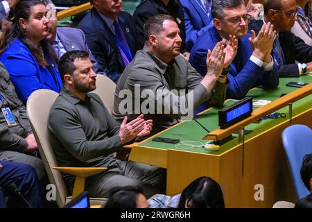 New York, USA. September 2023. Der ukrainische Präsident Volodymyr Zelenskyy (L) leitet die Delegation seines Landes bei der Eröffnungssitzung der 78. UN-Generalversammlung im Hauptquartier der Vereinten Nationen. L-R: Zelenskyy, Andrii Yermak (Leiter des Büros des Präsidenten der Ukraine), Dmytro Kuleba (Minister für auswärtige Angelegenheiten der Ukraine) und hinter ihnen sitzt Oksana Markarova, Botschafterin der Ukraine in den Vereinigten Staaten. Quelle: Enrique Shore/Alamy Live News Stockfoto