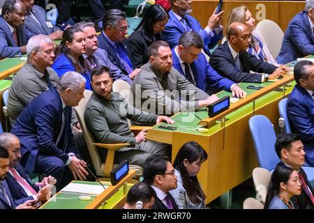 New York, USA. September 2023. Der ukrainische Präsident Wolodymyr Zelenskyy leitet die Delegation seines Landes bei der Eröffnungssitzung der 78. UN-Generalversammlung.Er sitzt vor der L-R: Roman Mashovets (Stellvertretender Leiter des Büros des Präsidenten für nationale Sicherheit und Verteidigung), Zelenskyy, Andrii Yermak (Leiter des Büros des Präsidenten), Dmytro Kuleba (Außenminister) und hinter ihnen Andriy Sibiga, stellvertretender Leiter des Präsidentenbüros, Oksana Markarova, Botschafter in den Vereinigten Staaten und Sergiy Kyslytsya Ständiger Vertreter bei den Vereinten Nationen. Verdienste: Enrique Shore/Alamy Li Stockfoto