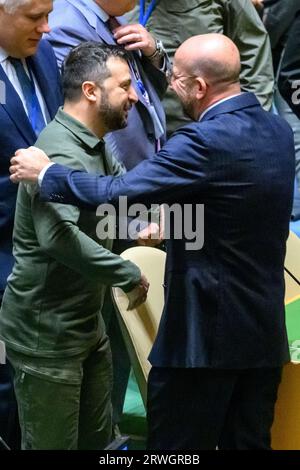 New York, USA. September 2023. Der ukrainische Präsident Wolodymyr Zelenskyy (L) wird vom Präsidenten des Europäischen Rates, Charles Michel, begrüßt, als er zur Eröffnungssitzung der 78. UN-Generalversammlung im Hauptquartier der Vereinten Nationen eintrifft. Quelle: Enrique Shore/Alamy Live News Stockfoto