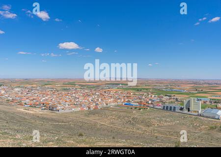 Historische Mühlen, spanische Landschaft. Ein elegantes Ballett aus Architektur und Natur im Herzen von Toledo Stockfoto