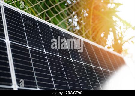 Sonnenkollektorsystem auf Sonnenlicht Hintergrund Nahansicht Stockfoto