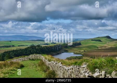 Die North Pennines, Crag Lough, HighShield Crags und Winshield Crags von Hotbank Crags auf dem Hadrian's Wall National Trail in der Nähe von Bardon Mill, No Stockfoto