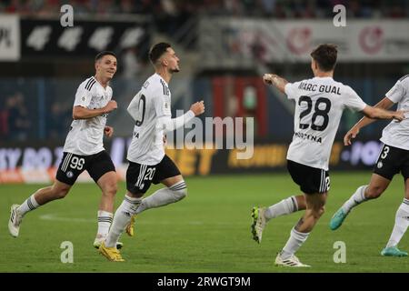 Die Spieler von Legia Warszawa feiern, nachdem sie ein Tor beim polnischen Fußballspiel der PKO Ekstraklasa League 2023/2024 zwischen Piast Gliwice und Legia Warszawa im Gliwice Muncipal Stadium erzielt haben. Endstand: Piast Gliwice 1:1 Legia Warszawa. Stockfoto