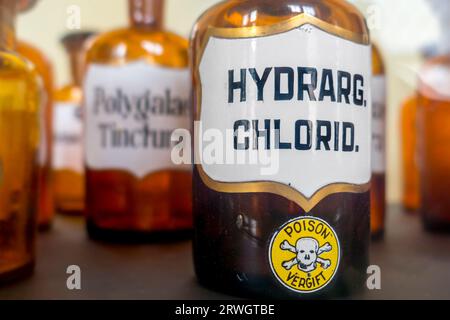 Antike Apotheke Bernstein Glas Glas Glas / Flasche mit Hydrargyrum Chlorid, auch bekannt als Mercuric Chlorid in der Vintage-Apotheke Stockfoto