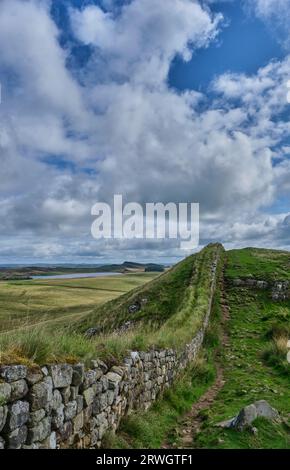 Hadrian's Wall and National Trail and Broomlee Lough, nahe Housesteads, Northumberland Stockfoto