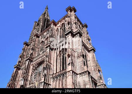 Turm der berühmten Straßburger Kathedrale in Frankreich im romanischen und gotischen Architekturstil Stockfoto