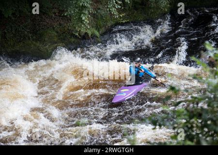 Kanufahren im Slalm Kanufahren im Wildwasser-Slalom-Kanufahren im River Tryweryn im National Whitewater Centre in der Nähe von Bala North Wales Stockfoto