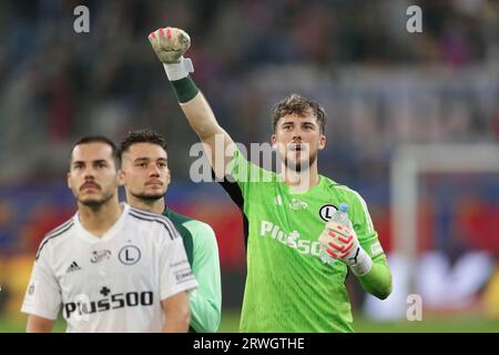 Gliwice, Polen. September 2023. Kacper Tobiasz von Legia Warszawa (R) in Aktion während des polnischen PKO Ekstraklasa League 2023/2024 Fußballspiels zwischen Piast Gliwice und Legia Warszawa im Gliwice Muncipal Stadium. Endstand: Piast Gliwice 1:1 Legia Warszawa. (Foto: Grzegorz Wajda/SOPA Images/SIPA USA) Credit: SIPA USA/Alamy Live News Stockfoto