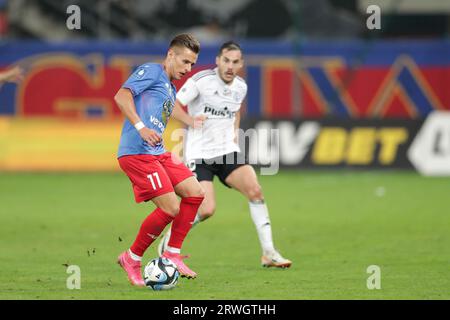 Gliwice, Polen. September 2023. Damian Kadzior von Piast Gliwice (L) in Aktion während des polnischen PKO Ekstraklasa League 2023/2024 Fußballspiels zwischen Piast Gliwice und Legia Warszawa im Gliwice Muncipal Stadium. Endstand: Piast Gliwice 1:1 Legia Warszawa. (Foto: Grzegorz Wajda/SOPA Images/SIPA USA) Credit: SIPA USA/Alamy Live News Stockfoto