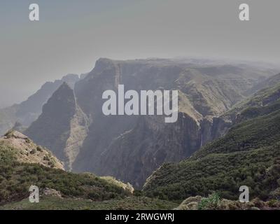 Landschaftsblick auf den abgeschiedenen Simien Mountains Nationalpark in Nordäthiopien, Afrika in einem bewölkten Dunst. Stockfoto