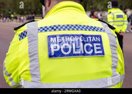 Rückseite der Weste eines Londoner Polizeibeamten in Hi-Visibility Uniform Stockfoto