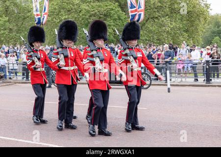 London, Großbritannien - Mai 2023: Soldaten in klassischen roten Mänteln und Bärenpelz ziehen während der traditionellen Changi-Parade entlang der Mall in Royal Guards Stockfoto