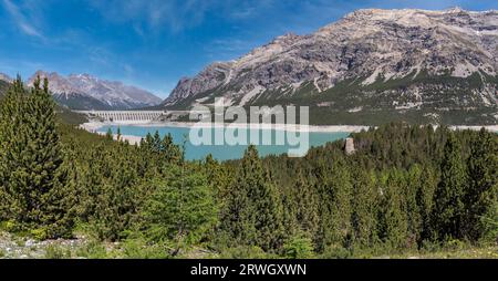 Der Cancano-See und der obere San Giacomo-See, künstliche Wasserbecken und das Tal auf etwa 1900 Metern über dem Meeresspiegel im Nationalpark Stilfserjoch, Stockfoto