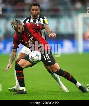 Jacob Murphy von Newcastle United und Theo Hernandez von AC Mailand kämpfen während des Spiels der UEFA Champions League Gruppe F im San Siro in Mailand um den Ball. Bilddatum: Dienstag, 19. September 2023. Stockfoto